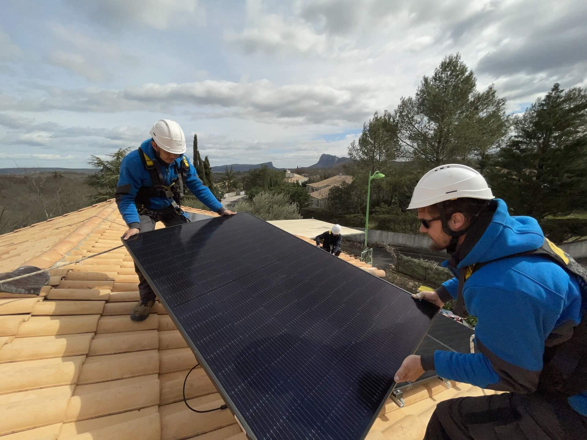 Pose de panneaux solaires – Urgence Solaire RGE Qualibat Installation de panneaux photovoltaïques par Urgence Solaire, experts RGE Qualibat en Occitanie